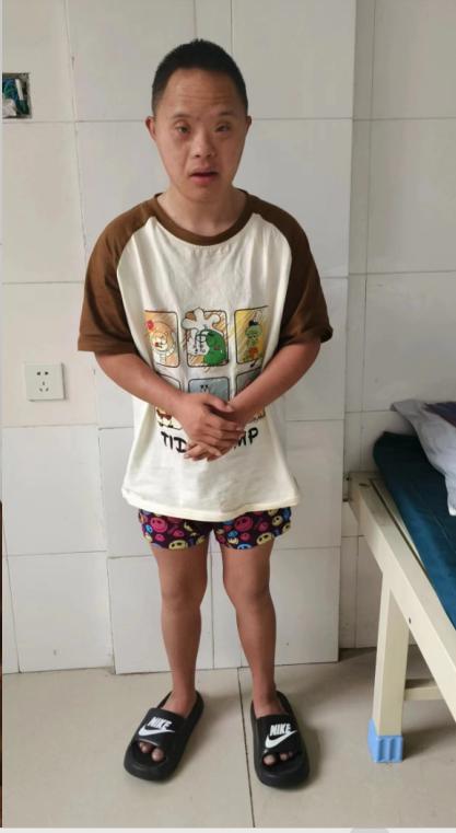走失者照片 信阳市寻亲：18岁男生被救助，穿米...