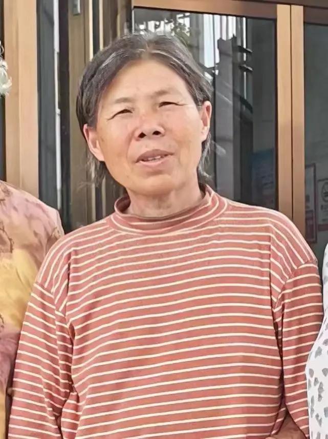 走失者照片 襄阳市急寻：六旬老太走失，穿黄白相...