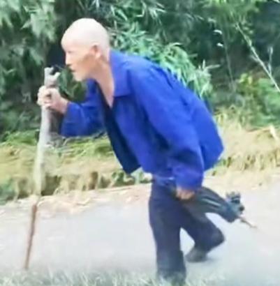 走失者照片 达州市万源市寻人：八旬老人走失，穿...