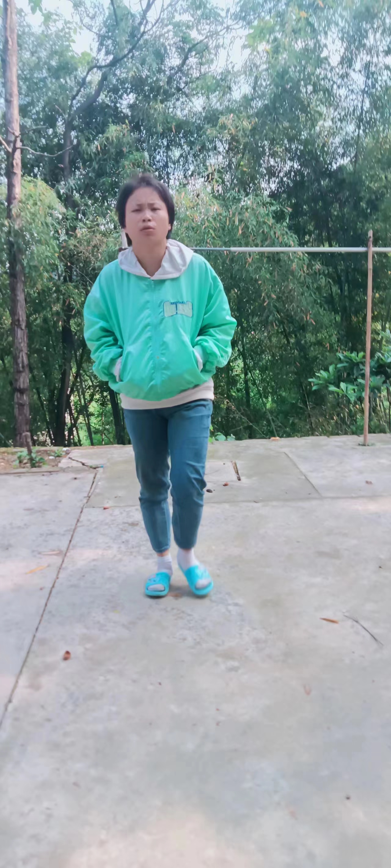 走失者照片 娄底市涟源市急寻：青年女子走失，患...