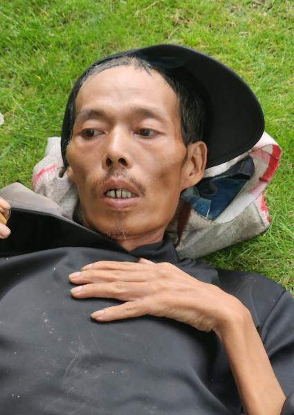 走失者照片 百色市寻亲！六旬老人被救助，戴黑色...