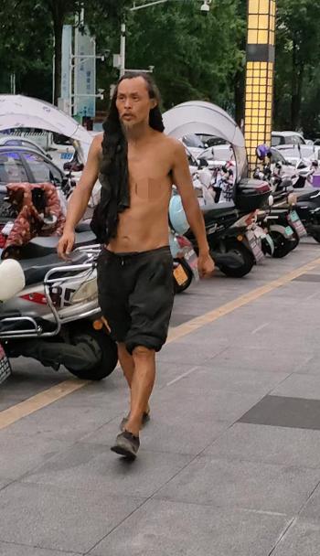 走失者照片 眉山市寻亲：中年男子被救助，穿黑色...