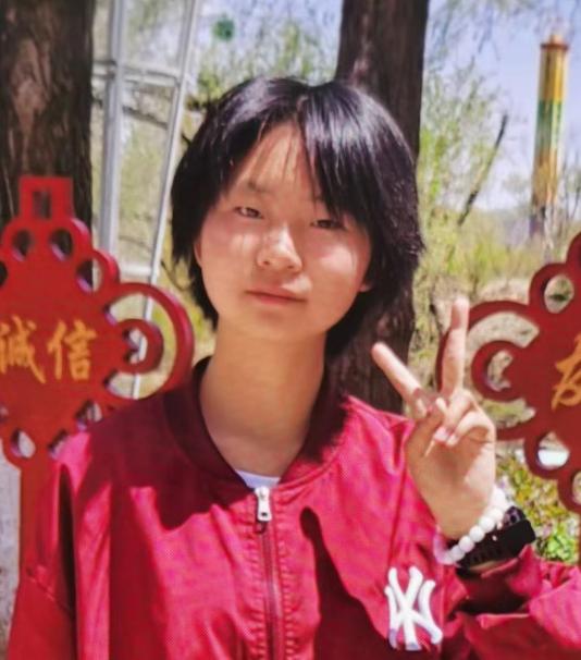 走失者照片 西宁市急寻：14岁女生失联，穿玫红...