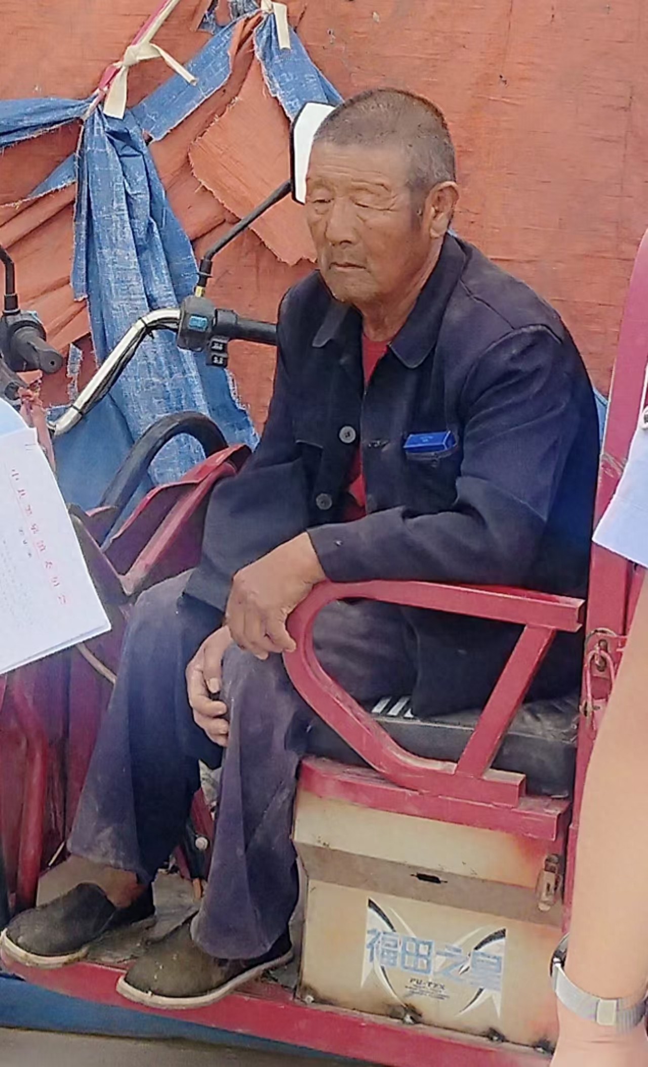 走失者照片 酒泉市寻人：七旬老人走失，穿蓝色中...