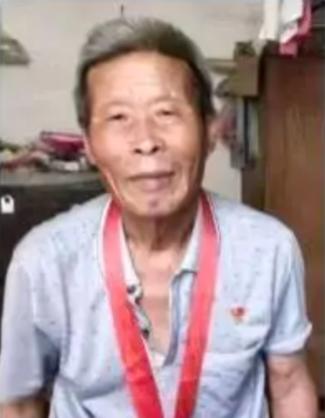 走失者照片 南阳市急寻：八旬老人走失，穿白底花...