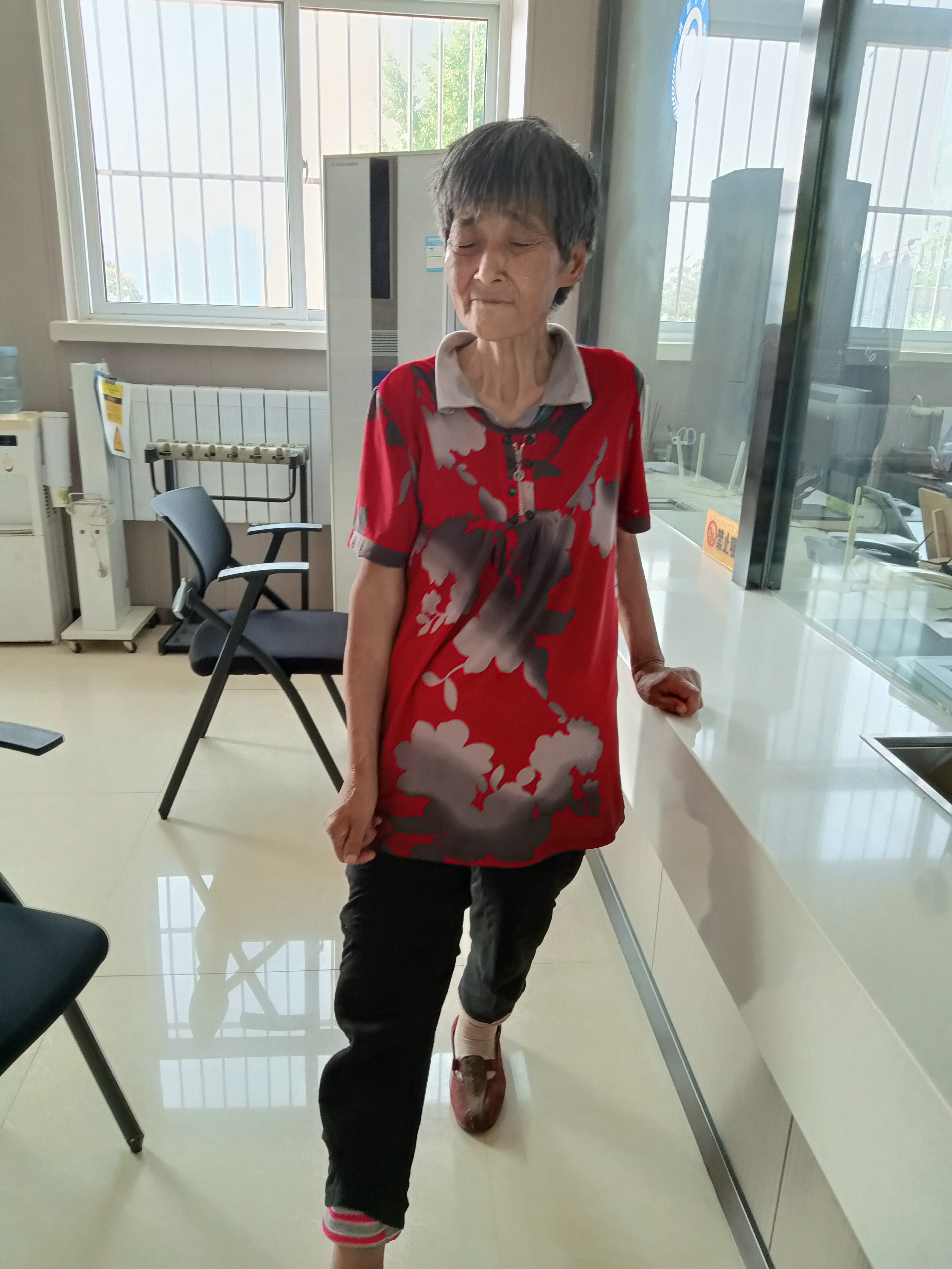 走失者照片 唐山市寻亲：六旬老太被救助，穿红色...
