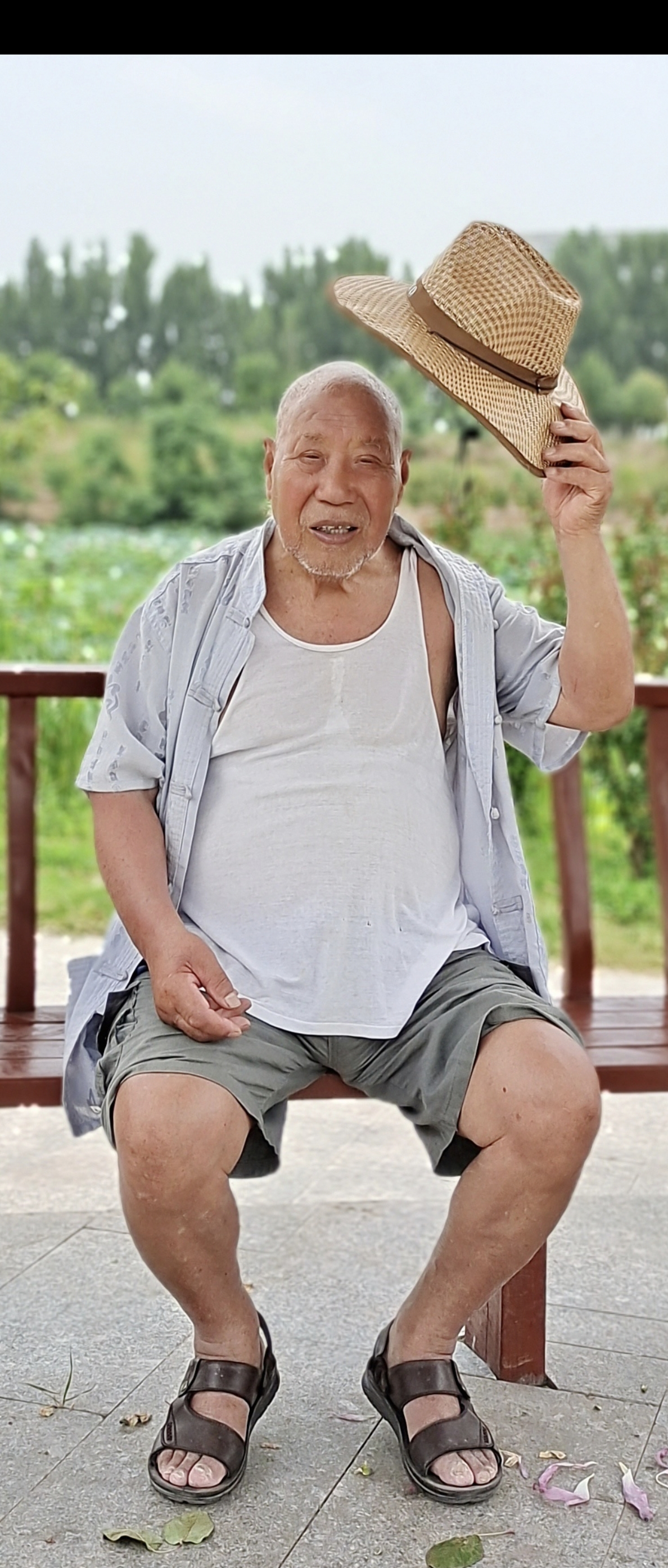 走失者照片 漯河市寻人：八旬老人走失，穿白色背...