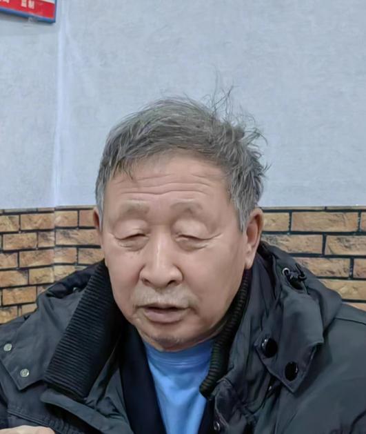 走失者照片 紧急寻人！鞍山市七旬老人走失，穿灰...