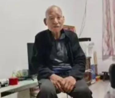 走失者照片 西安市急寻：七旬老人失联，穿白色衬...