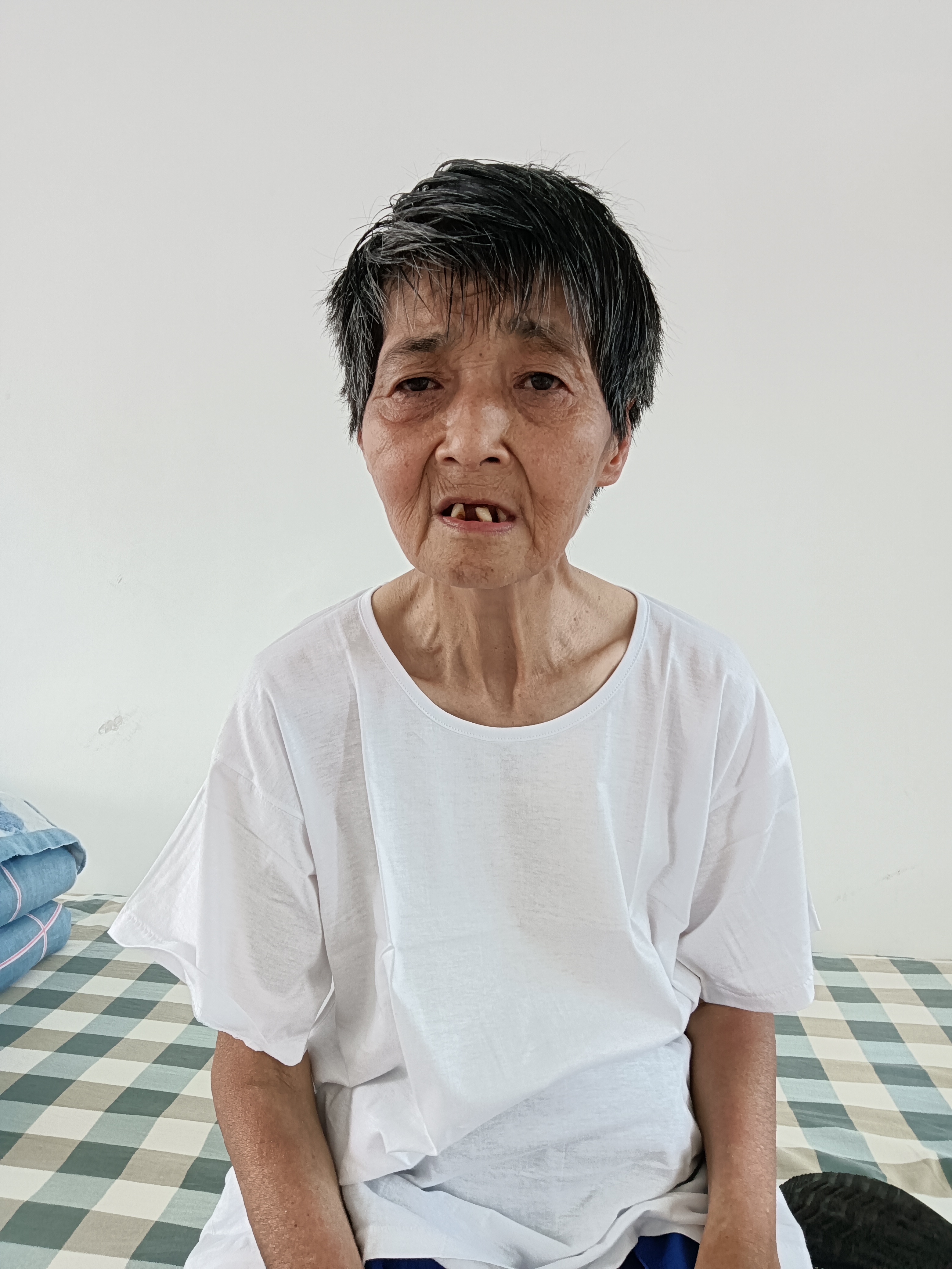 走失者照片 唐山市寻亲：六旬老太被救助，穿红色...
