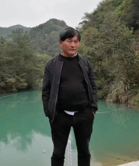 走失者照片 金华市急寻！六旬老人走失，戴红色头...