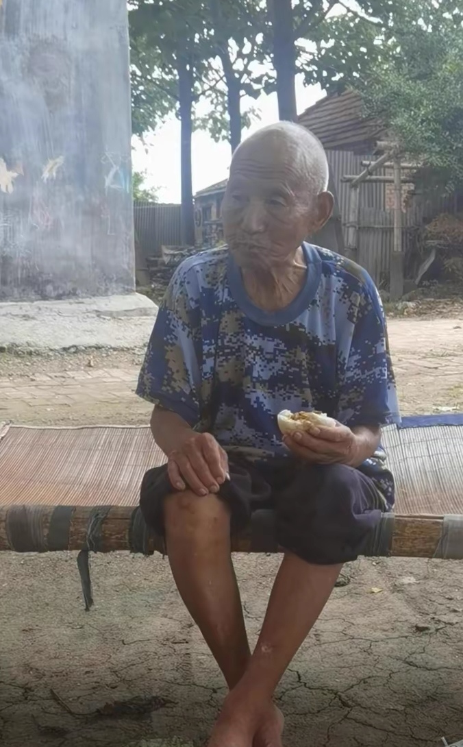 走失者照片 周口市急寻：八旬老人走失，穿蓝色衬...