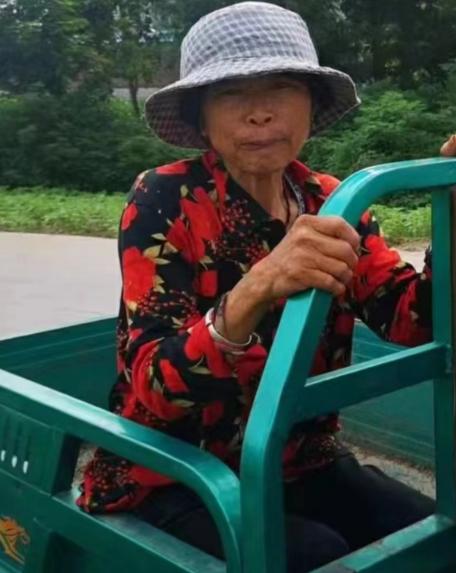 走失者照片 新乡市急寻：六旬老太失联，戴白色太...