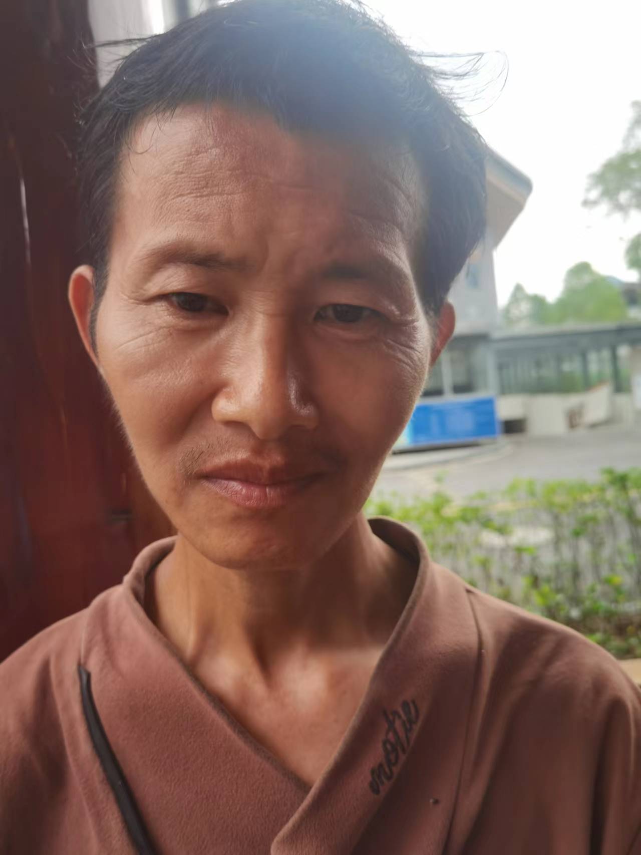 走失者照片 黔南州寻亲：中年男子被救助，穿浅棕...