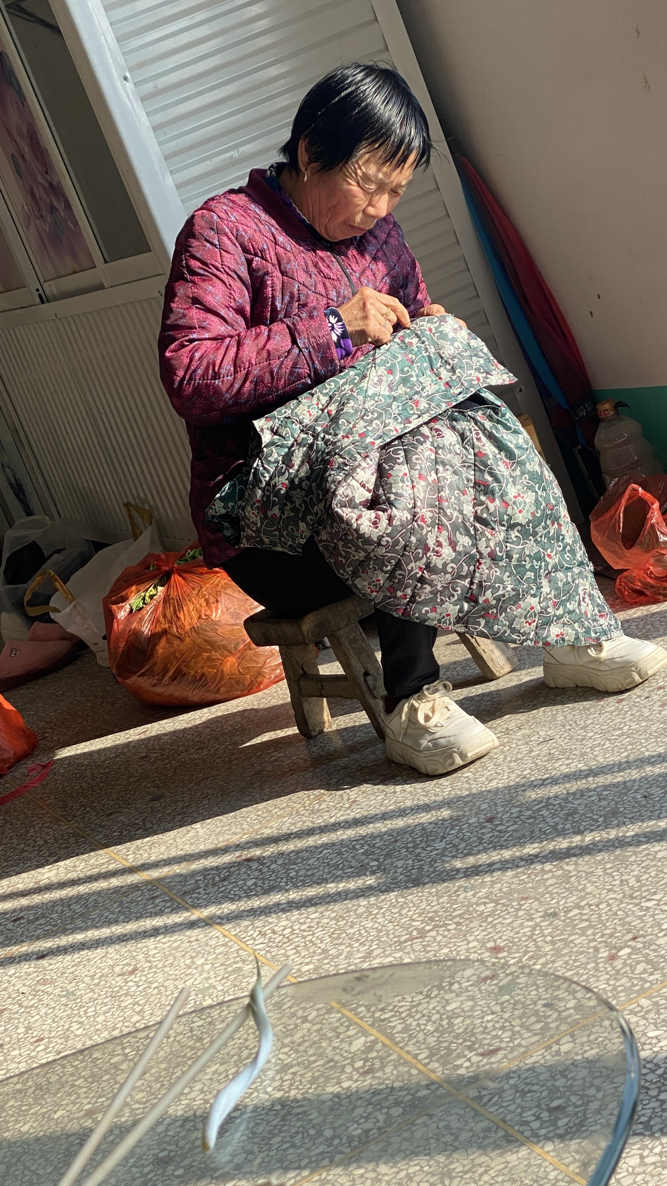 走失者照片 阜阳市急寻：六旬老太失联，穿白色旅...