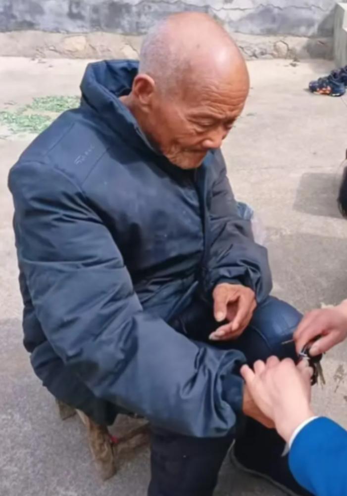 走失者照片 商洛市寻人：九旬老人走失，穿红色秋...