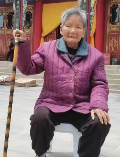 走失者照片 咸阳市急寻：八旬老太失联，穿蓝色花...