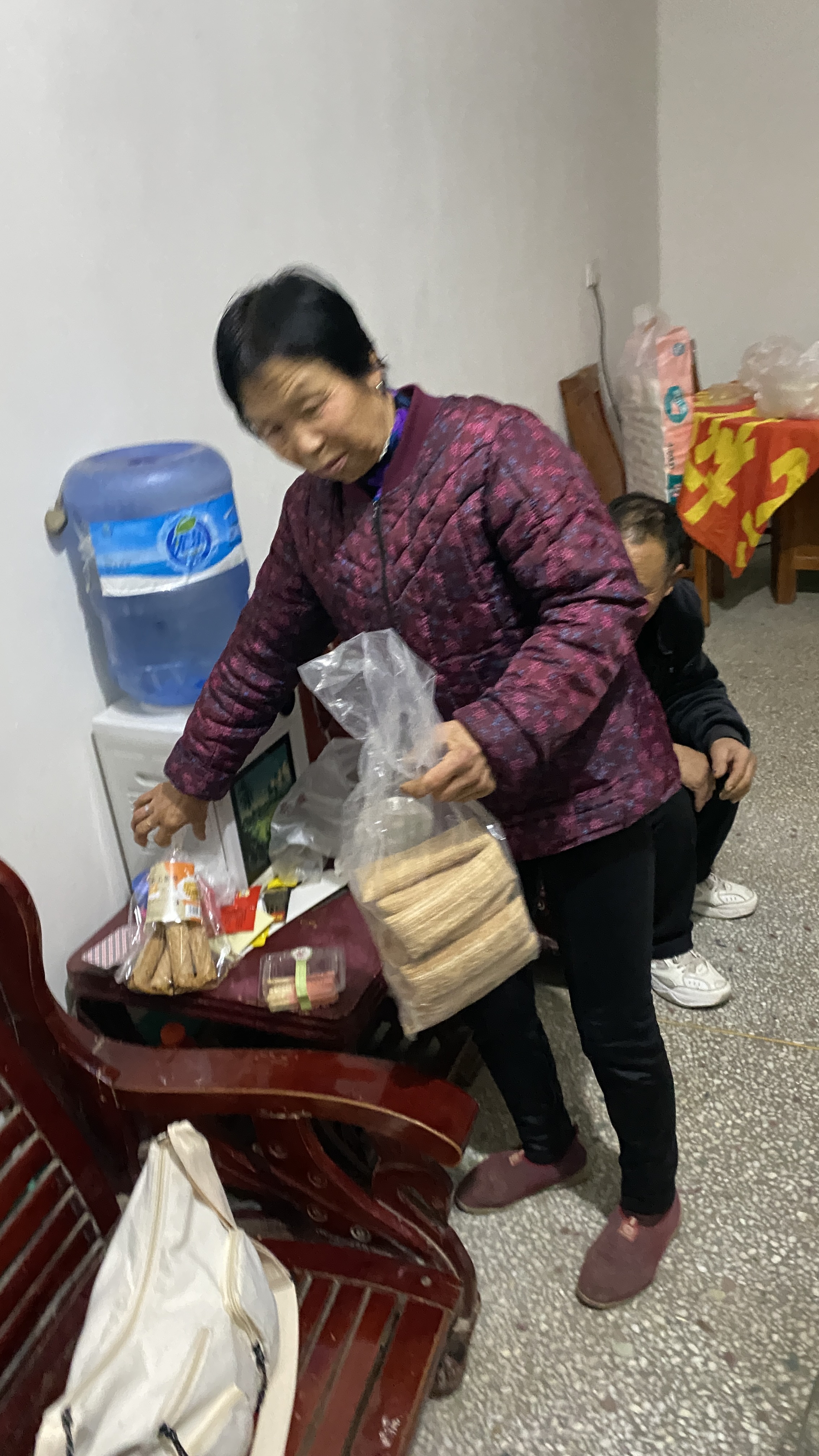 走失者照片 阜阳市急寻：六旬老太失联，穿白色旅...