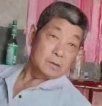 走失者照片 紧急寻人：信阳市六旬老人失联，穿白...