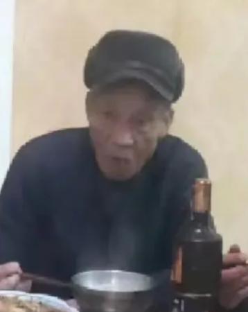 走失者照片 徐州市急寻：八旬老人失联，穿蓝色裤...