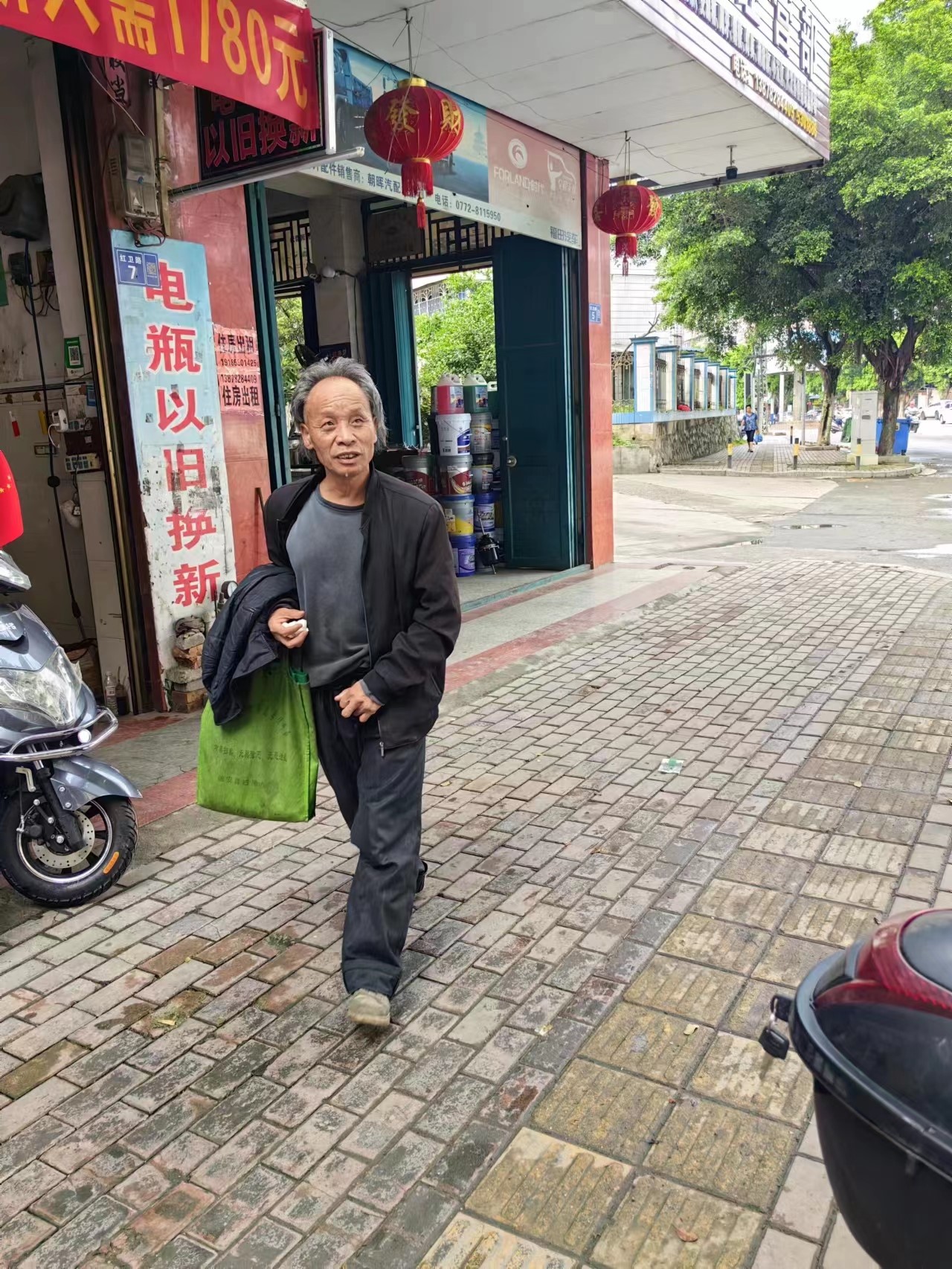 走失者照片 柳州市寻亲：中年男子被救助，穿灰色...