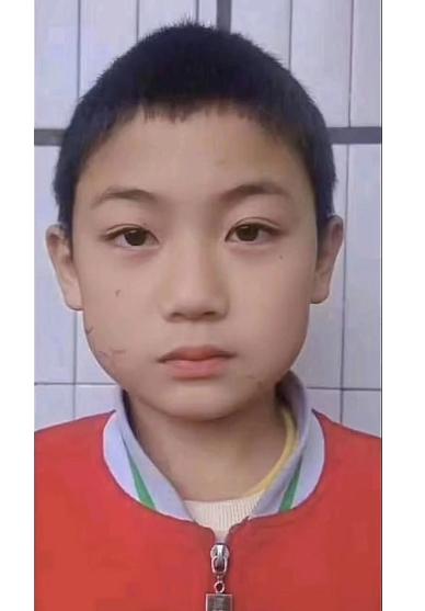 走失者照片 河池急寻：11岁男生失联，穿白色短...