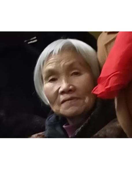 走失者照片 湘西州急寻！八旬老太走失，戴毛线帽...