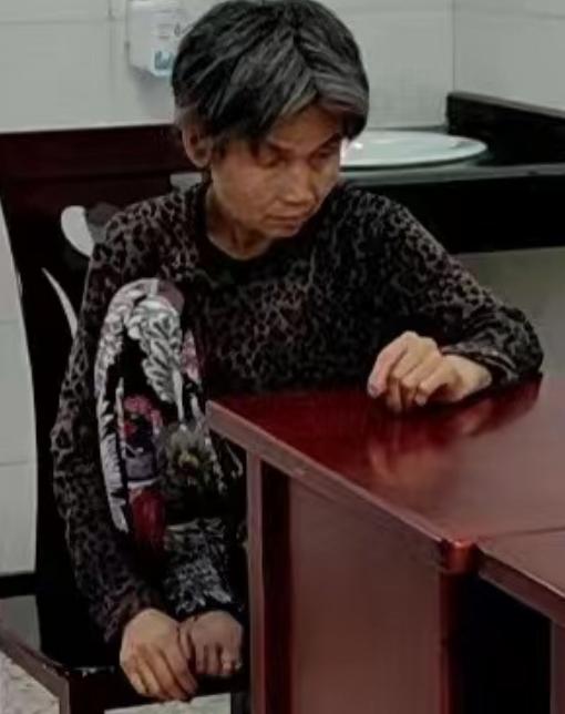 走失者照片 德阳市寻亲：六旬老太被救助，高1米...