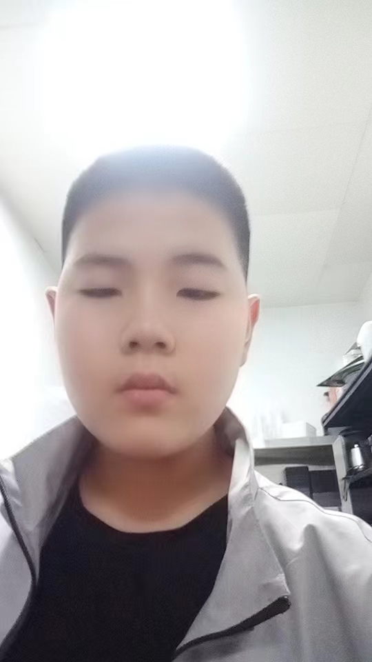 走失者照片 包头市急寻：12岁男孩失联，穿白灰...
