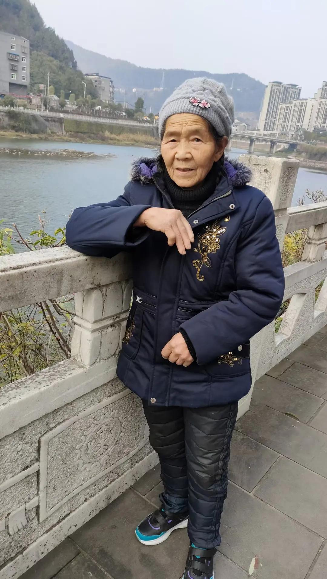 走失者照片 重庆市急寻：七旬老太走失，穿灰白色...