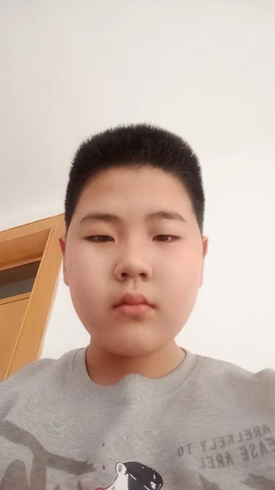 走失者照片 包头市急寻：12岁男孩失联，穿白灰...