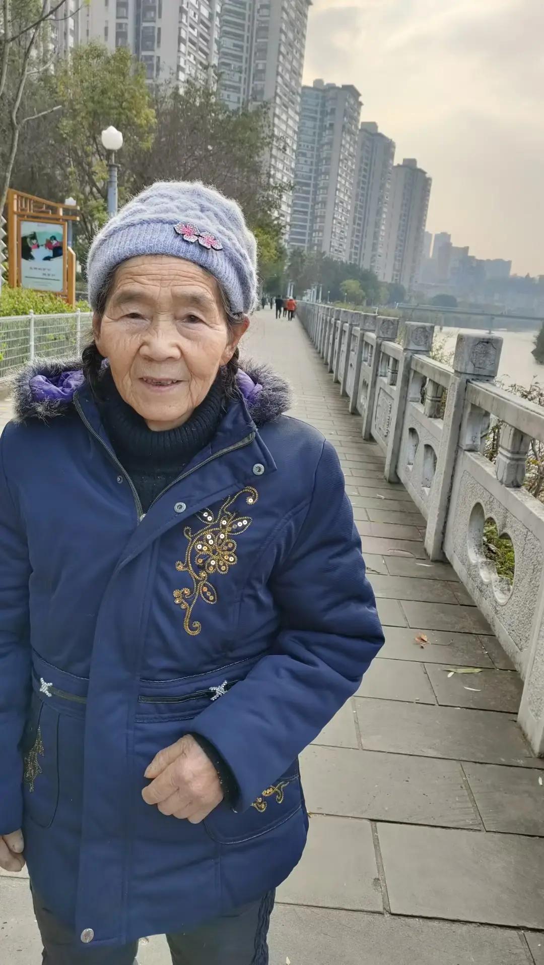 走失者照片 重庆市急寻：七旬老太走失，穿灰白色...