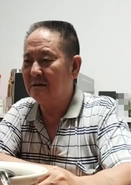 走失者照片 自贡市寻人：七旬老人走失，穿条纹衬...