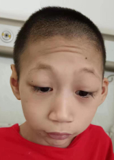 走失者照片 玉林市寻亲：8岁女孩被救助，穿粉红...