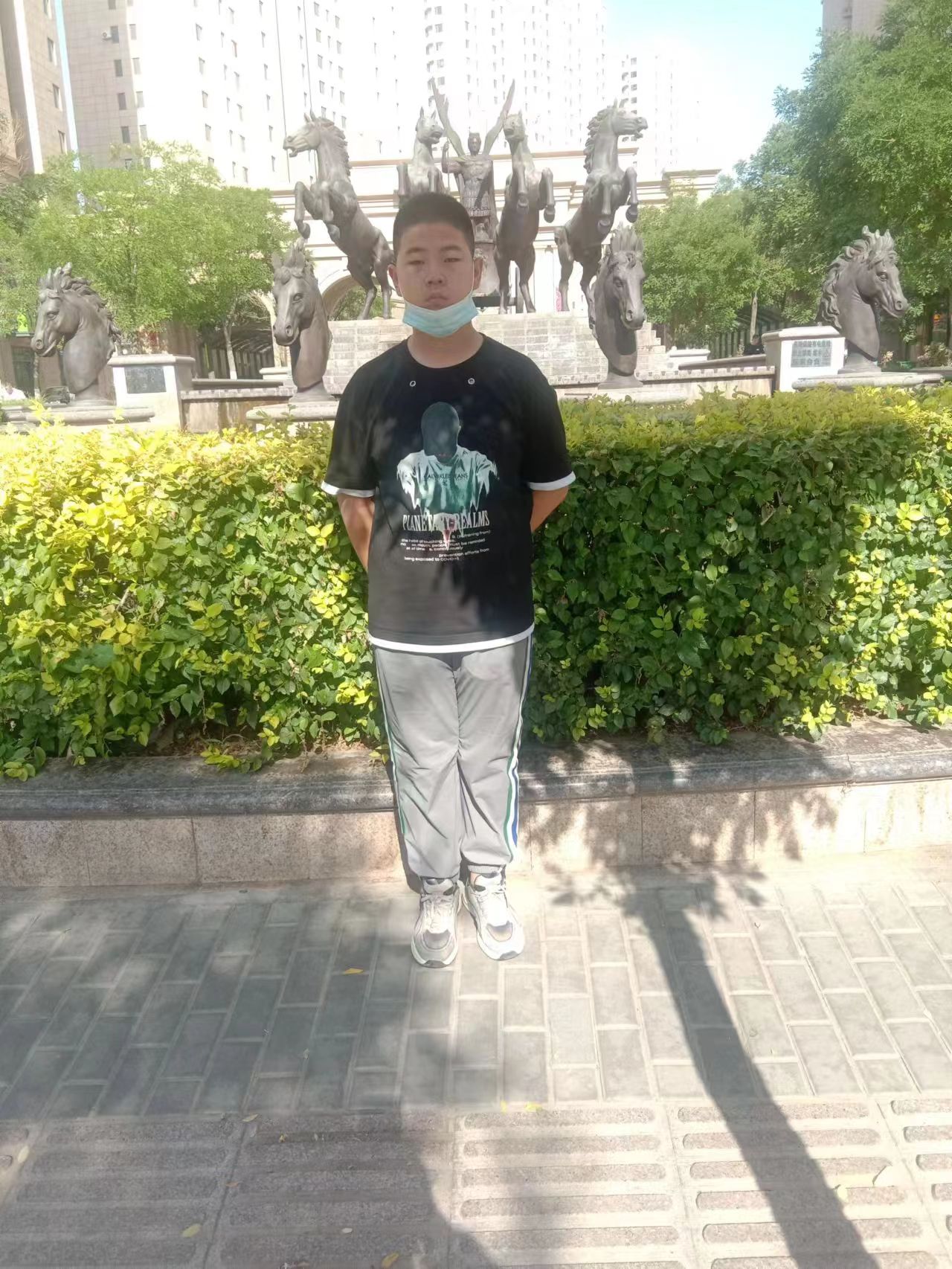 走失者照片 包头市急寻：12岁男孩失联，穿白灰...