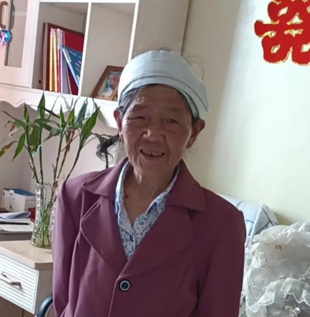 走失者照片 重庆市急寻：七旬老太走失，穿灰白色...