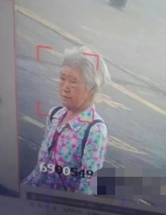 走失者照片 眉山市急寻！七旬老太失联，穿白色花...