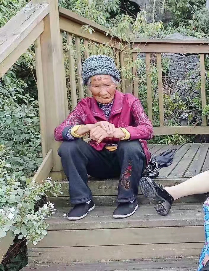 走失者照片 安顺急寻：九旬老太失联，穿红色印花...