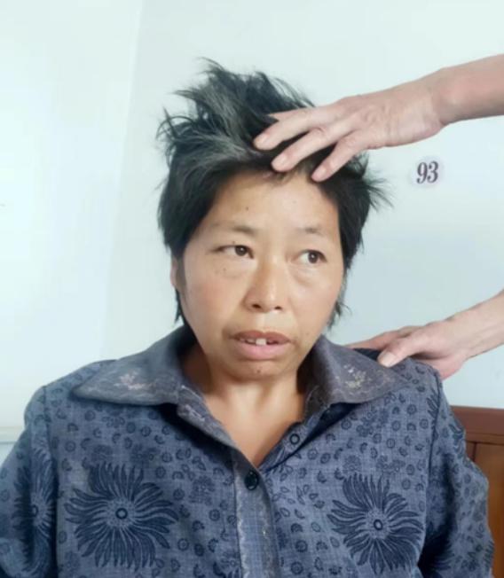 走失者照片 洛阳寻亲：五旬女子被救助，穿深色斑...