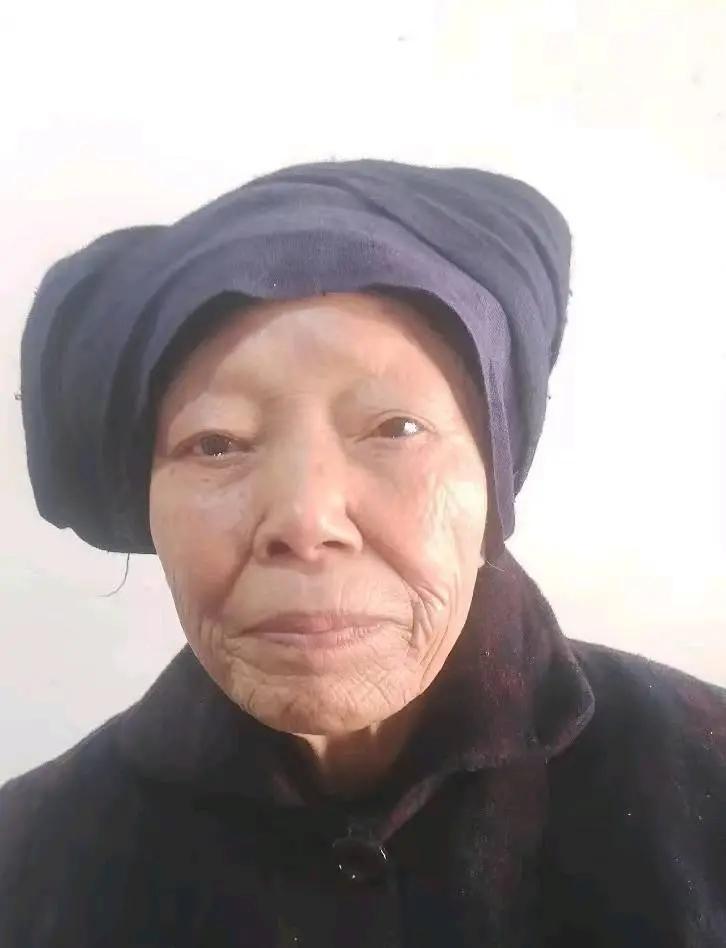 走失者照片 文山州急寻：七旬老太失联，戴壮族帽...