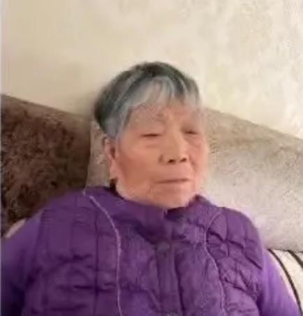 走失者照片 随州急寻：七旬老太走失，穿花衬衣、...