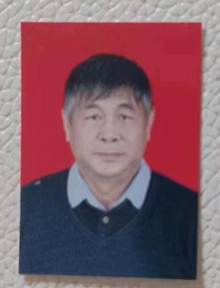 走失者照片 洛阳寻人：六旬老人失联，提红色袋子...