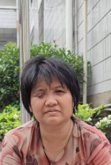 走失者照片 泸州寻亲：五旬女子被救助，穿红色印...