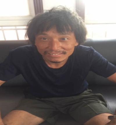 走失者照片 青岛寻亲：中年男子被救助，穿黑色短...