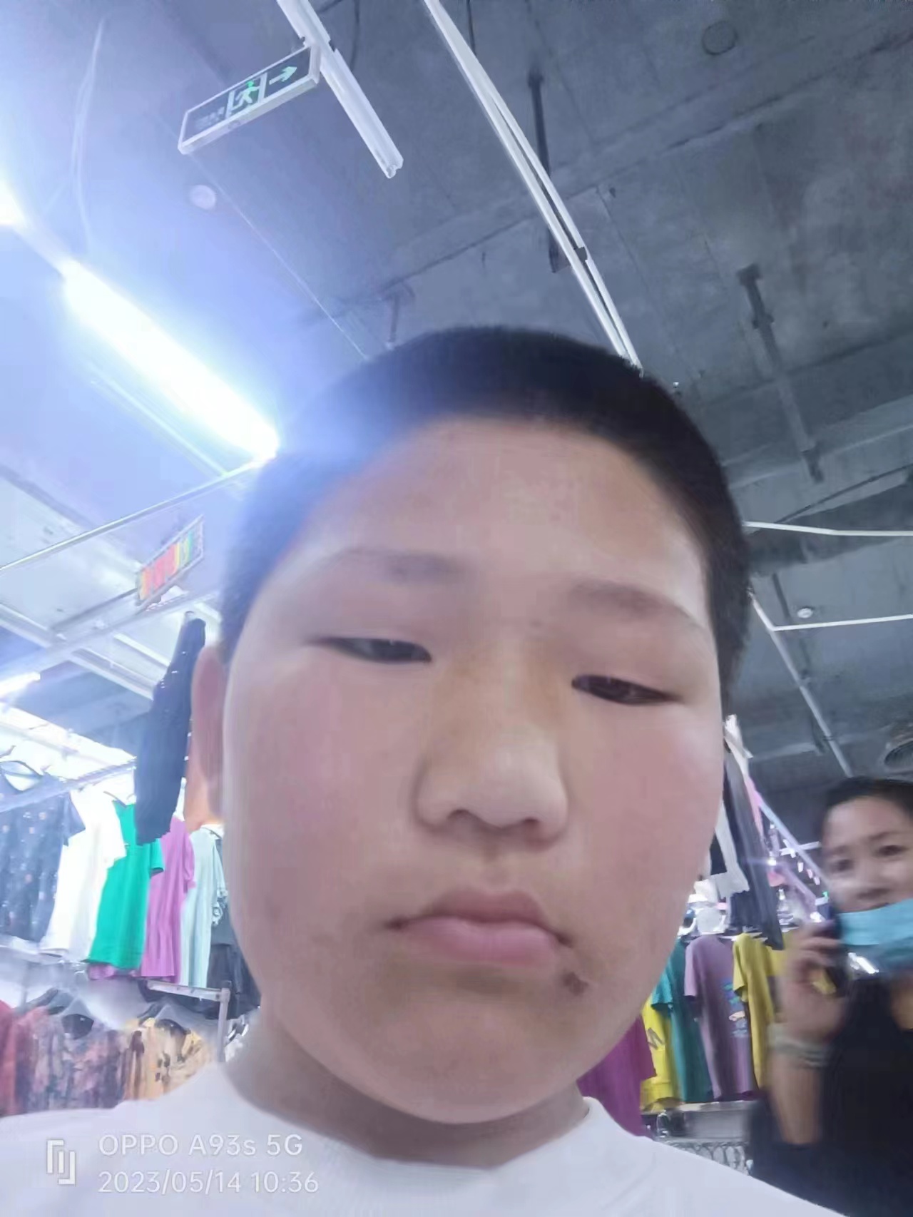 走失者照片 朝阳急寻：13岁男孩失联，穿蓝色带...