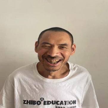 走失者照片 青岛寻亲：中年男子被救助，穿白色竖...