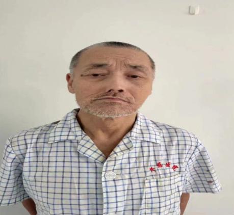 走失者照片 青岛寻亲：六旬老人被救助，穿红黑相...