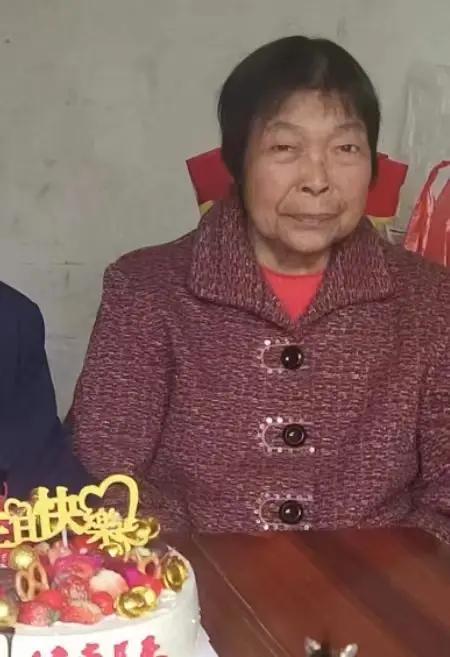 走失者照片 贺州急寻：七旬老太走失，穿淡黄色带...
