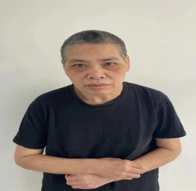 走失者照片 青岛寻亲：六旬老太被救助，穿灰色毛...