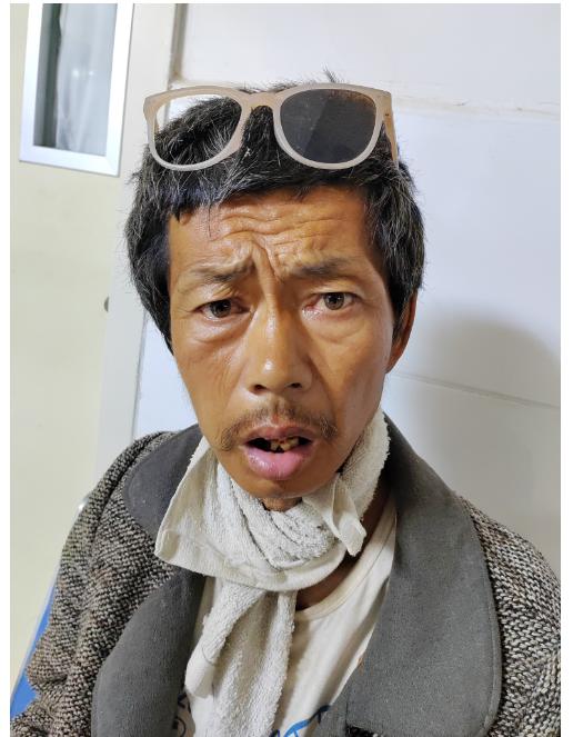 走失者照片 濮阳寻亲：五旬男子被救助，穿灰色毛...